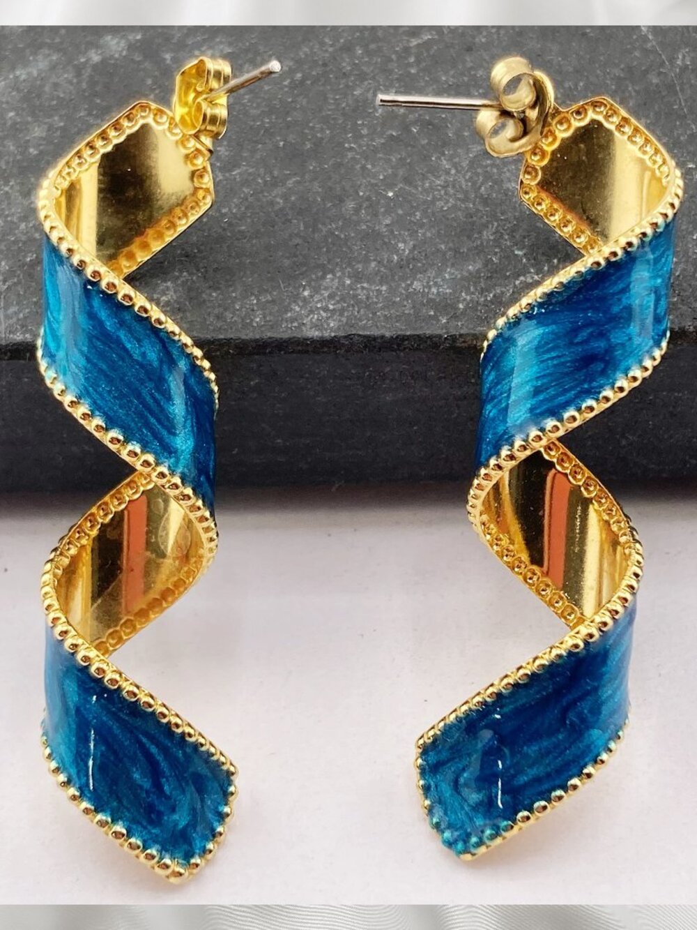 VINTAGE Marbled blue enamel and gold tone metal spiral earrings dangle jewelry